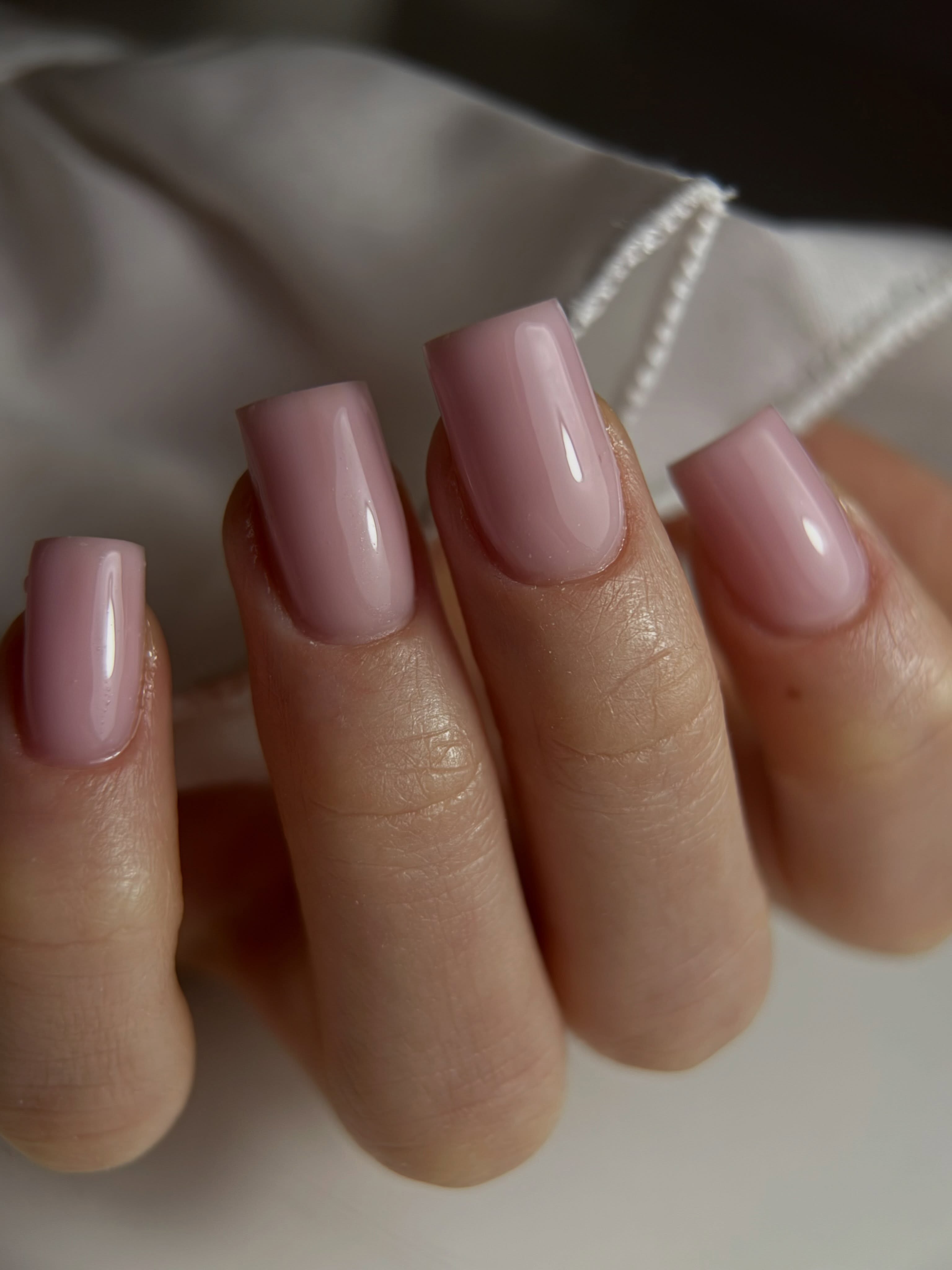 Kwadratowe paznokcie w kolorze mauve z wysokim połyskiem