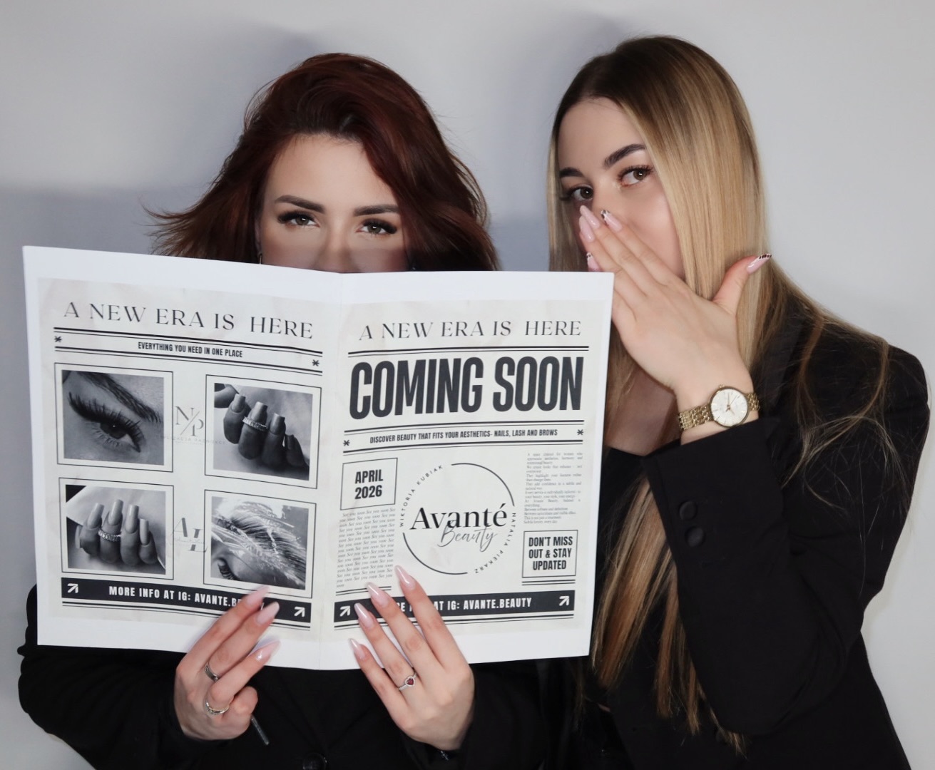 Natalia Piekarz (po lewej) i Wiktoria Kubiak (po prawej) zza gazety z logo Avanté Beauty